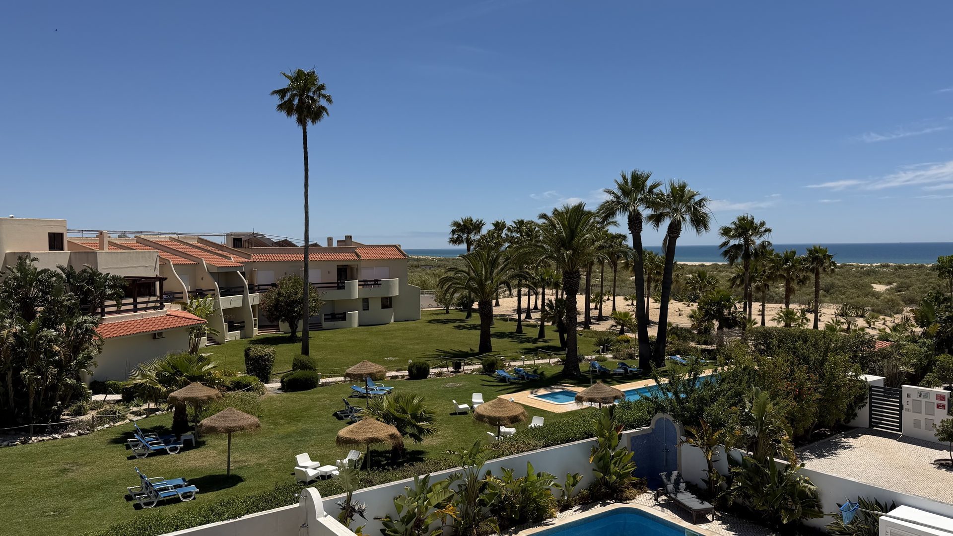 Terraco com piscina e vista de mar no Algarve
