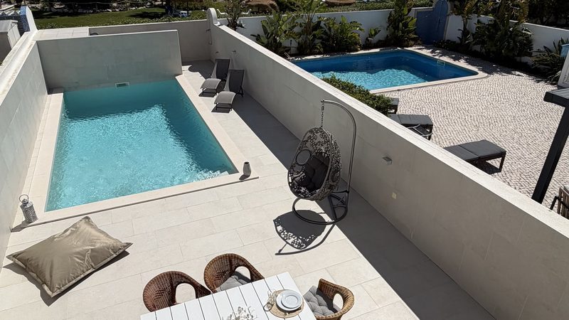 Vista aérea da moradia e piscina