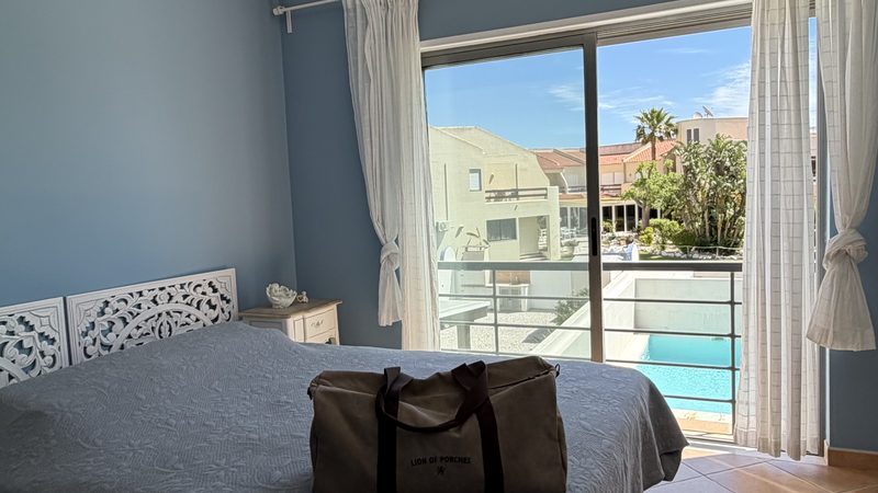 Quarto com varanda e vista