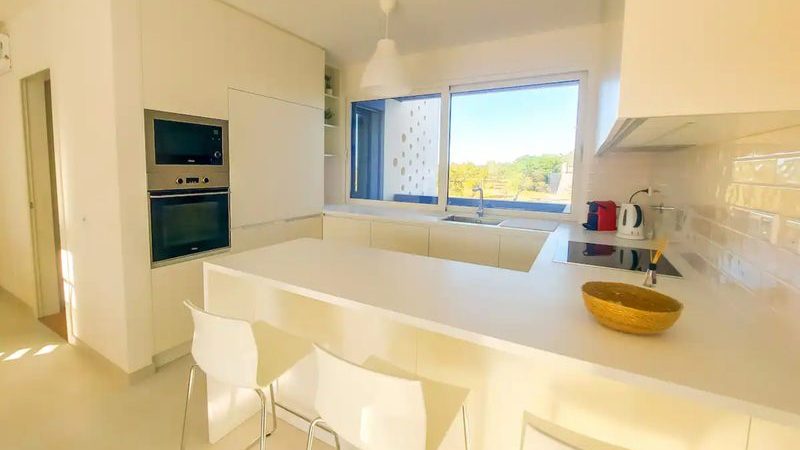 Cozinha equipada com bancada
